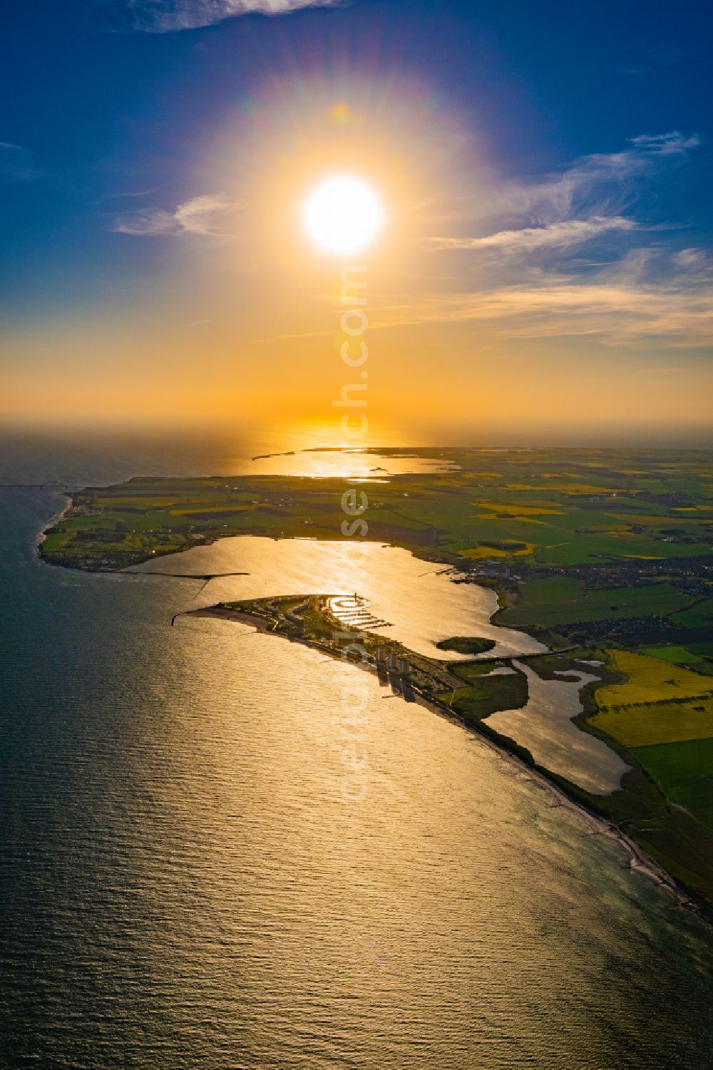 Aerial photograph Fehmarn - Town view on the sea coast of the Baltic Sea in Burg auf Fehmarn Suedstrand in the sunset in the state of Schleswig-Holstein