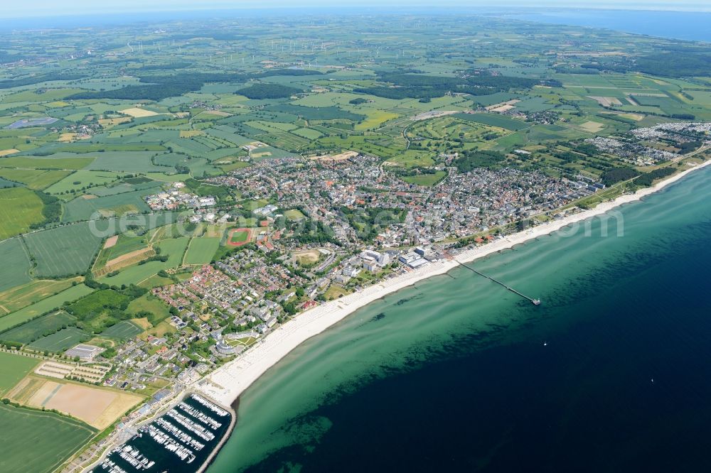 Grömitz from the bird's eye view: Townscape on the seacoast of Baltic Sea in Groemitz in the state Schleswig-Holstein