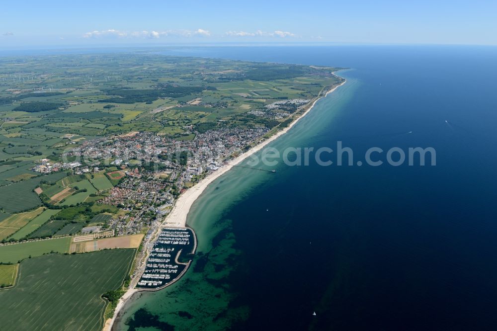 Aerial photograph Grömitz - Townscape on the seacoast of Baltic Sea in Groemitz in the state Schleswig-Holstein