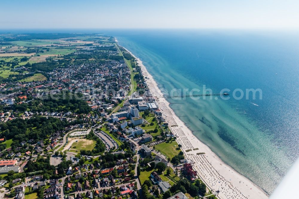 Aerial photograph Grömitz - Townscape on the seacoast of Baltic Sea in Groemitz in the state Schleswig-Holstein