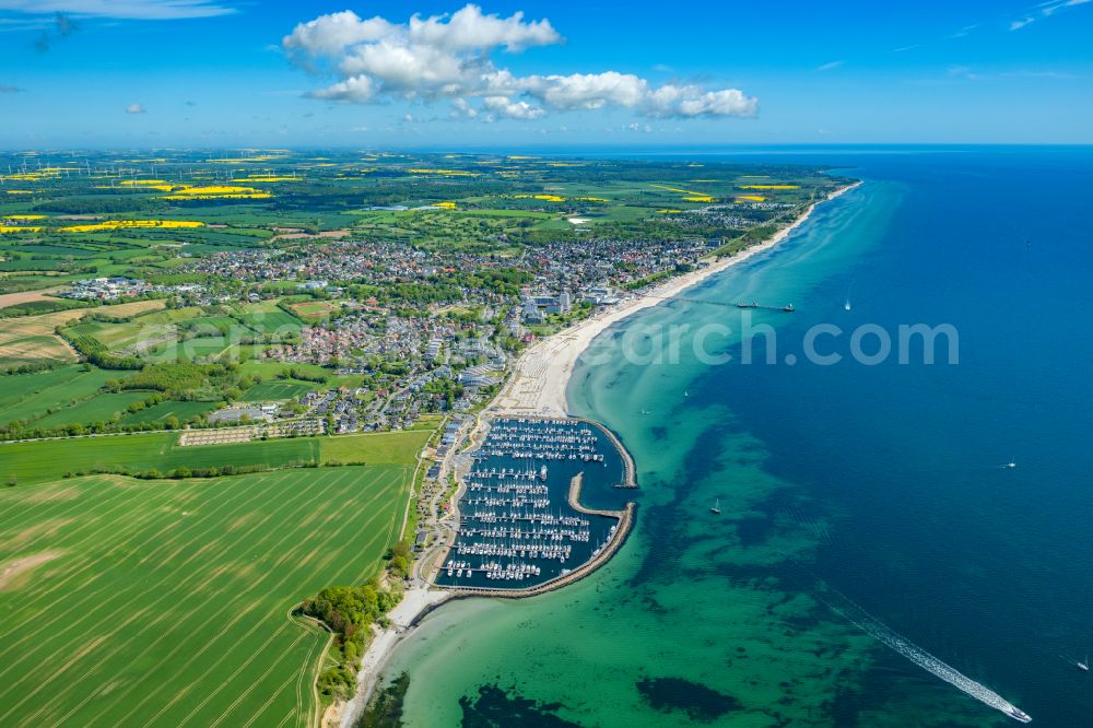 Grömitz from the bird's eye view: Townscape on the seacoast of Baltic Sea in Groemitz in the state Schleswig-Holstein