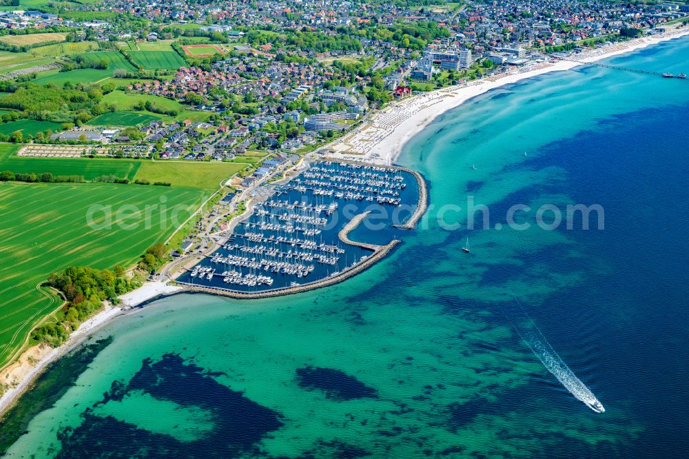 Aerial photograph Grömitz - Townscape on the seacoast of Baltic Sea in Groemitz in the state Schleswig-Holstein