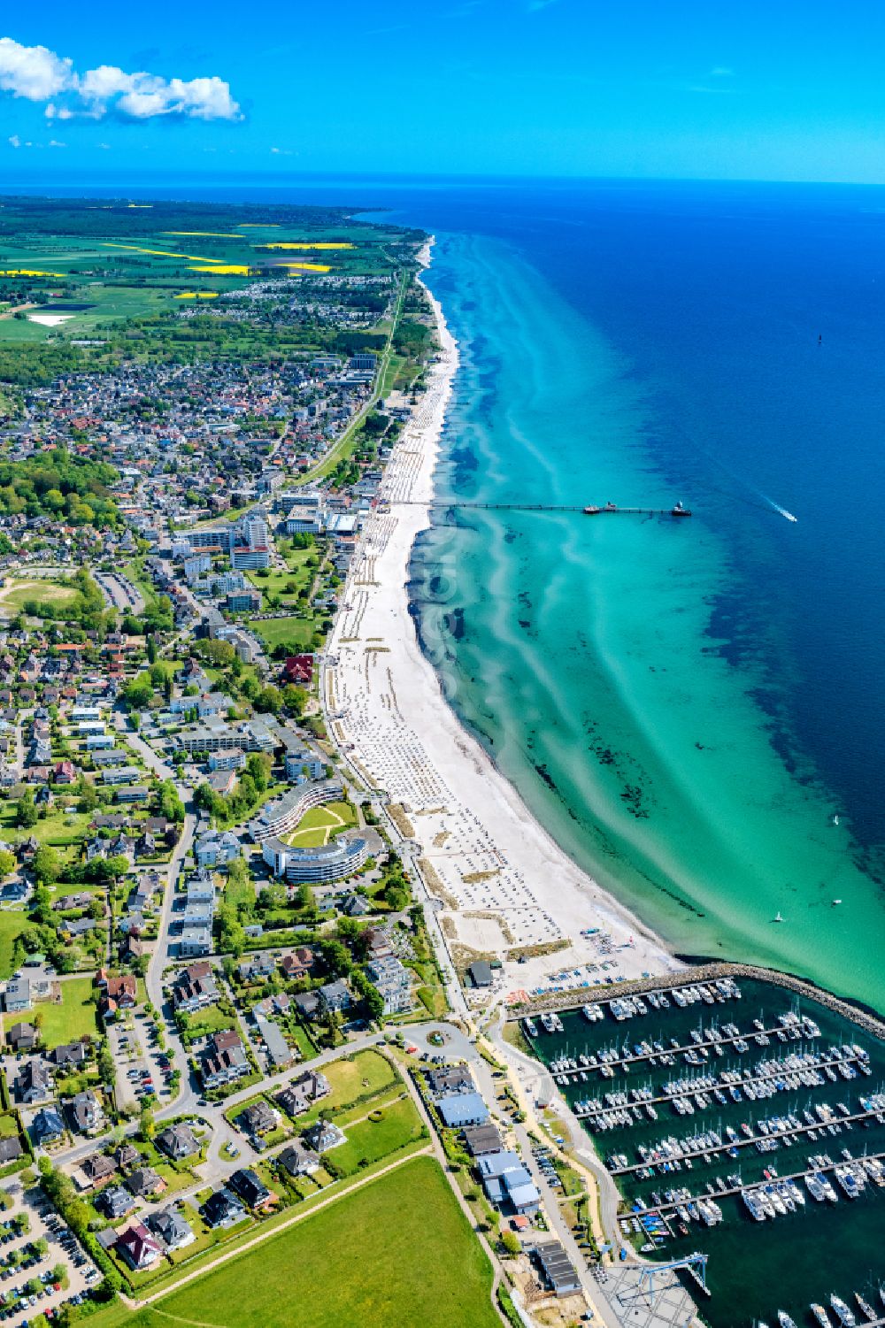 Aerial photograph Grömitz - Townscape on the seacoast of Baltic Sea in Groemitz in the state Schleswig-Holstein