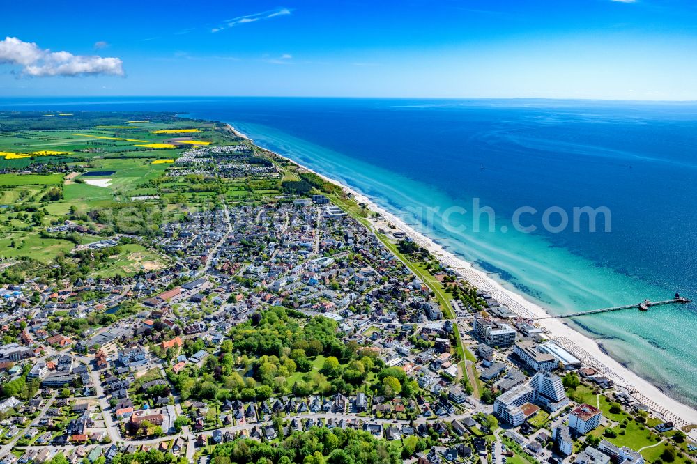 Grömitz from the bird's eye view: Townscape on the seacoast of Baltic Sea in Groemitz in the state Schleswig-Holstein