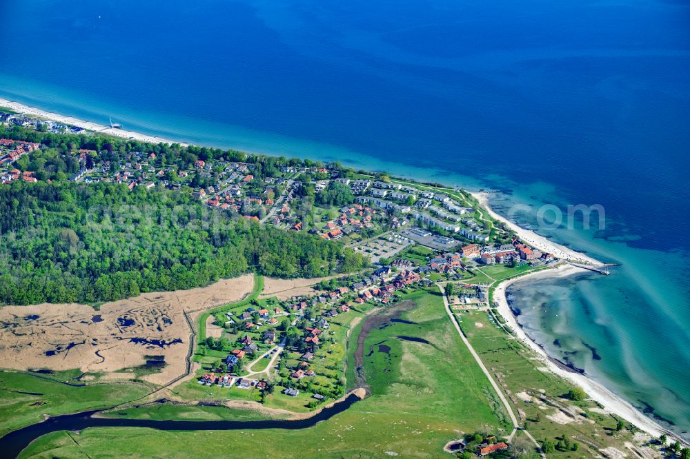 Aerial photograph Hohwacht - Townscape on the seacoast of Baltic Sea in Hohwacht in the state Schleswig-Holstein