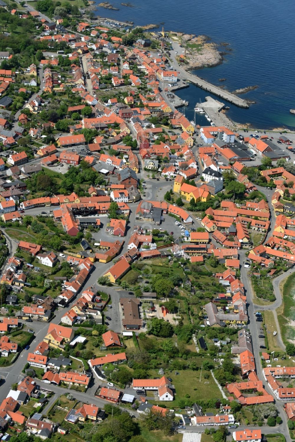 Allinge from the bird's eye view: Townscape on the seacoast of Baltic Sea on Bornholm Island in Allinge in Region Hovedstaden, Denmark