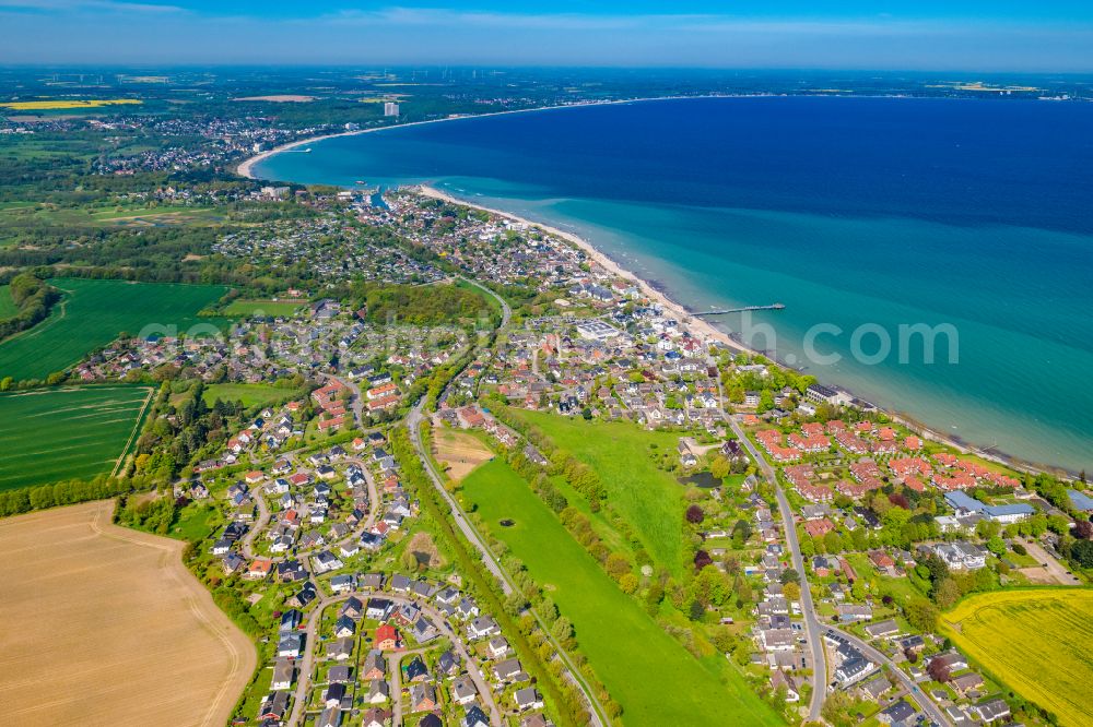 Niendorf from the bird's eye view: Townscape on the seacoast of Baltic Sea in Niendorf/Ostsee in the state Schleswig-Holstein, Germany