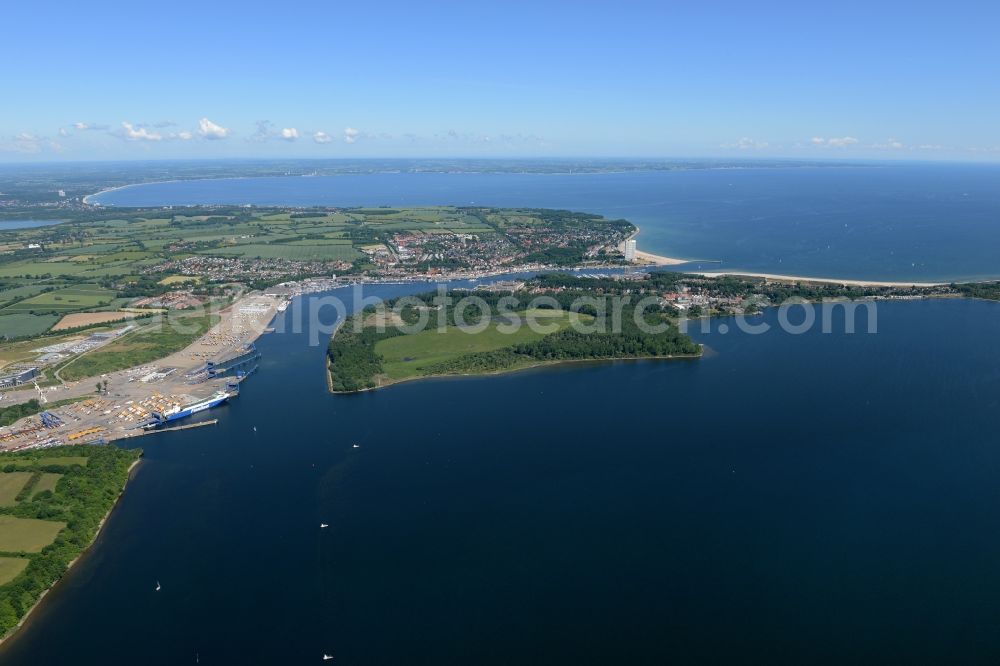 Aerial photograph Travemünde - Townscape on the seacoast of Baltic Sea in Travemuende in the state Schleswig-Holstein