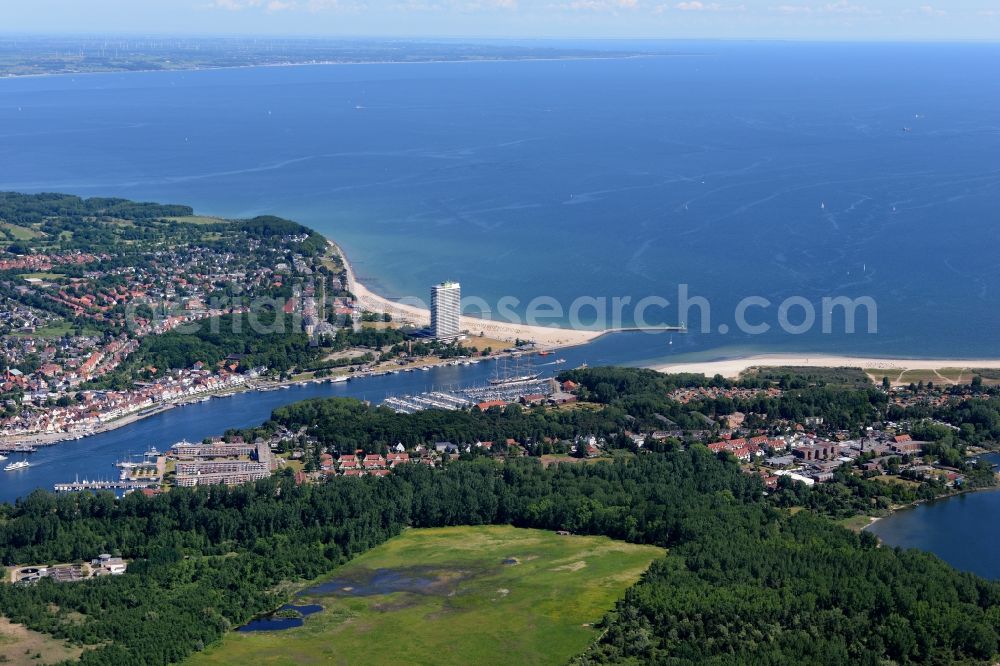 Aerial photograph Travemünde - Townscape on the seacoast of Baltic Sea in Travemuende in the state Schleswig-Holstein