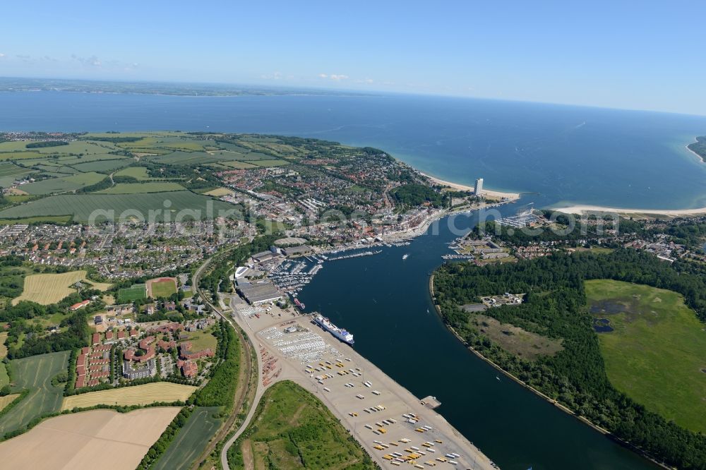 Aerial photograph Travemünde - Townscape on the seacoast of Baltic Sea in Travemuende in the state Schleswig-Holstein