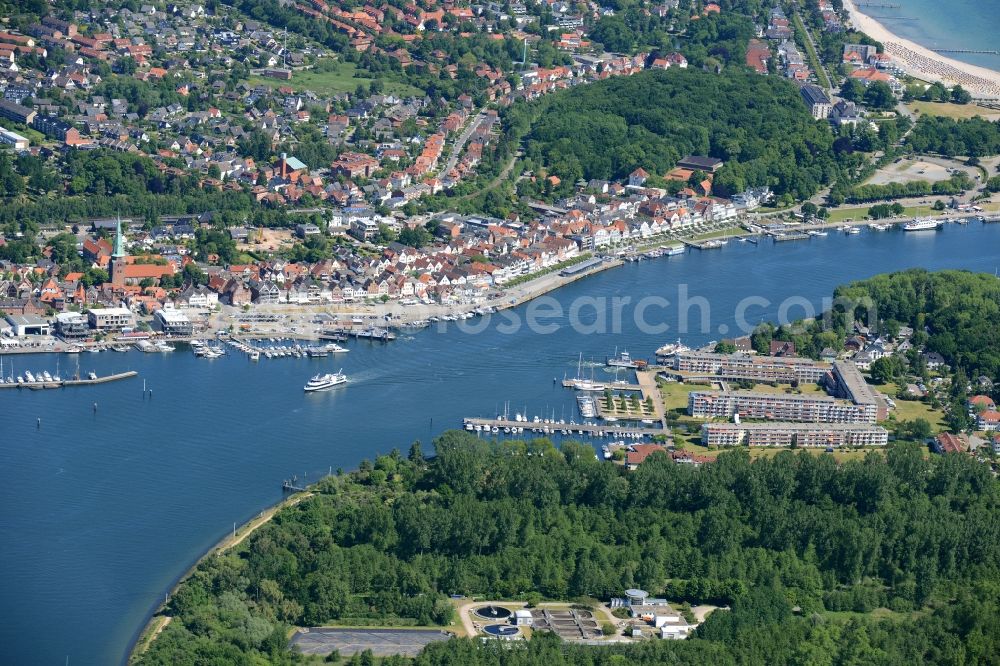 Aerial photograph Travemünde - Townscape on the seacoast of Baltic Sea in Travemuende in the state Schleswig-Holstein