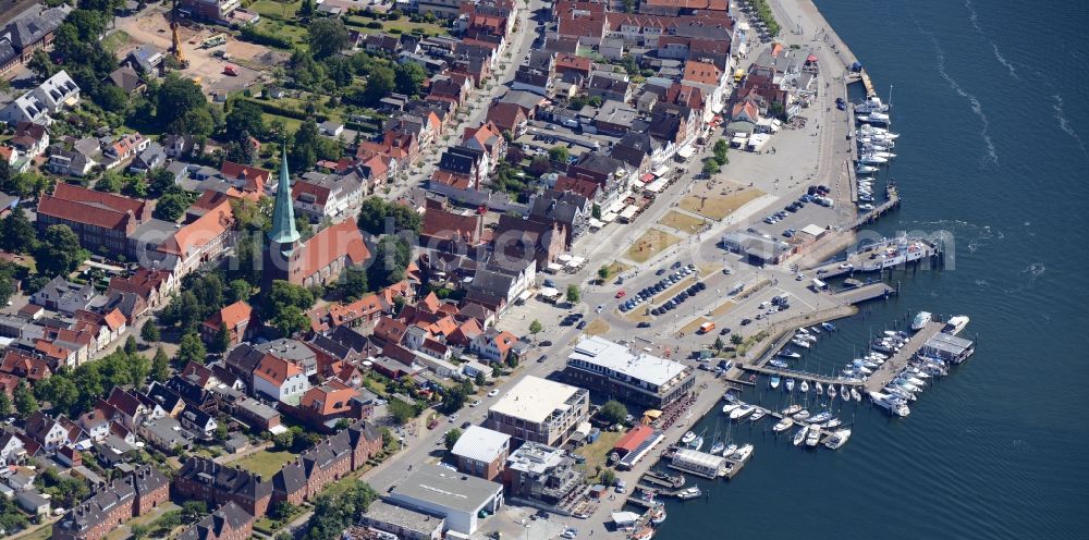 Aerial photograph Travemünde - Townscape on the seacoast of Baltic Sea in Travemuende in the state Schleswig-Holstein