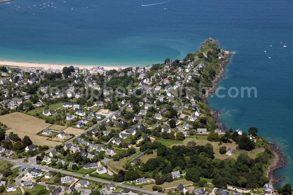 Aerial photograph Saint-Cast-le-Guildo - Townscape on the seacoast of on Pointe de la Garde in Saint-Cast-le-Guildo in Brittany, France