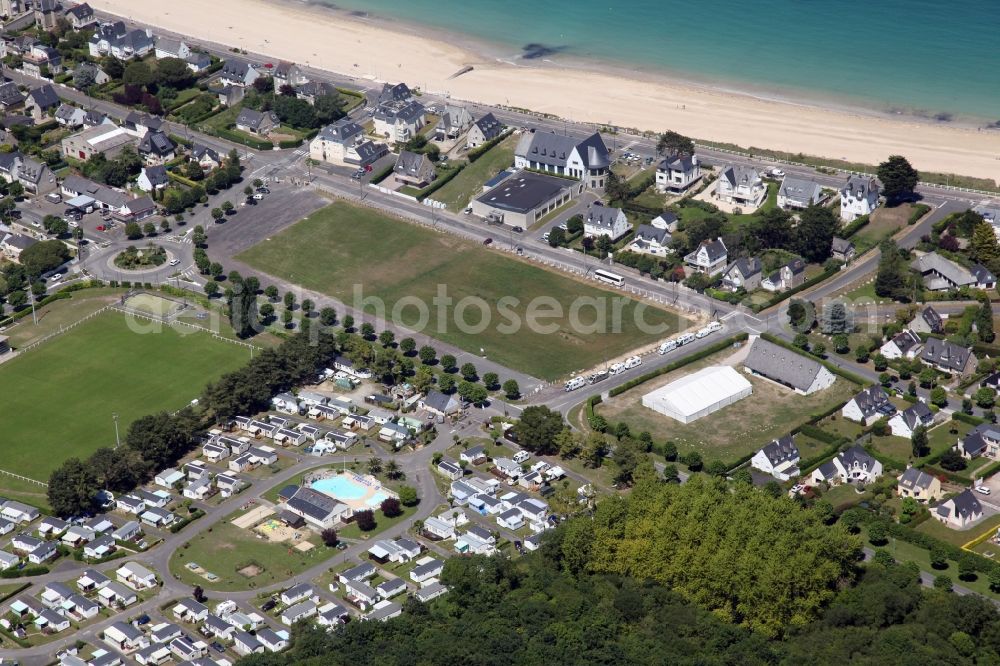 Aerial photograph Saint-Cast-le-Guildo - Townscape and beach on the seacoast of Saint-Cast-le-Guildo in Brittany, France