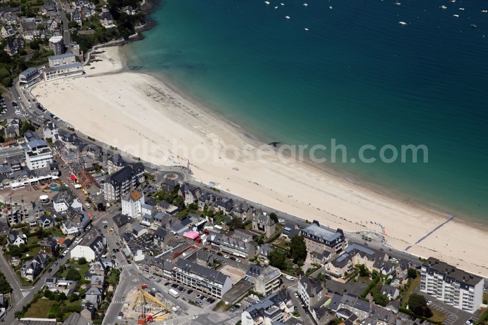 Saint-Cast-le-Guildo from the bird's eye view: Townscape and beach on the seacoast of Saint-Cast-le-Guildo in Brittany, France