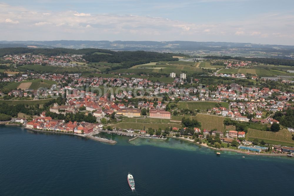 Meersburg from the bird's eye view: Meersburg in the state of Baden-Wurrtemberg with the lake promenade, the harbor, the New Palace and the State Winery