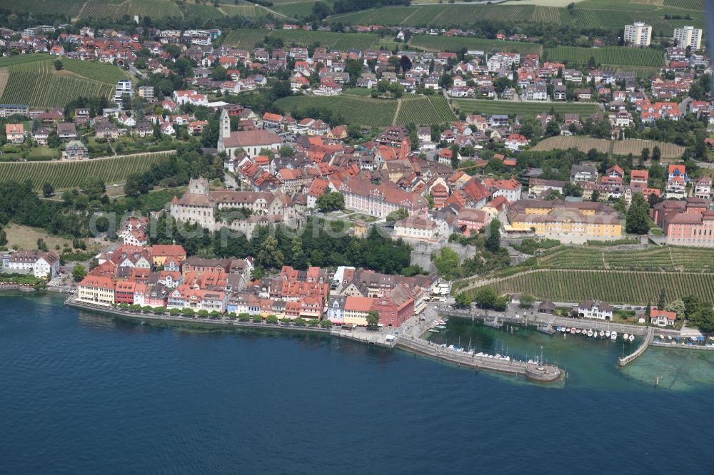 Aerial photograph Meersburg - Meersburg in the state of Baden-Wurrtemberg with the lake promenade, the harbor, the New Palace and the State Winery