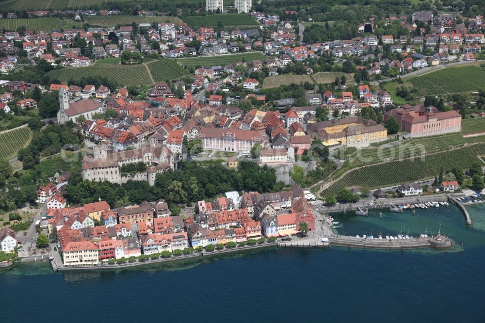 Meersburg from the bird's eye view: Meersburg in the state of Baden-Wurrtemberg with the lake promenade, the harbor, the New Palace and the State Winery