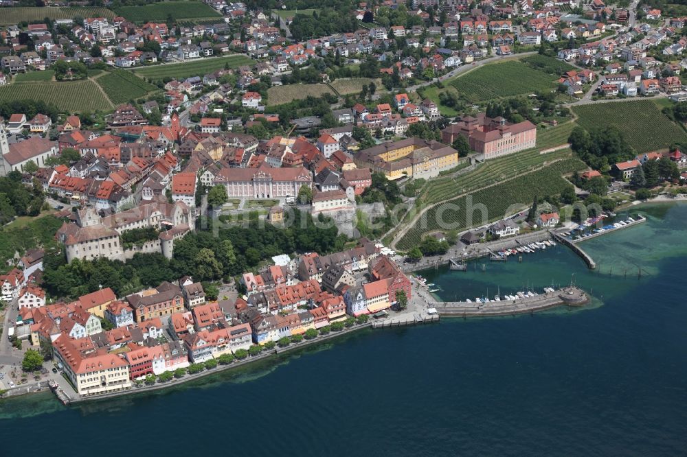 Aerial photograph Meersburg - Meersburg in the state of Baden-Wurrtemberg with the lake promenade, the harbor, the New Palace and the State Winery