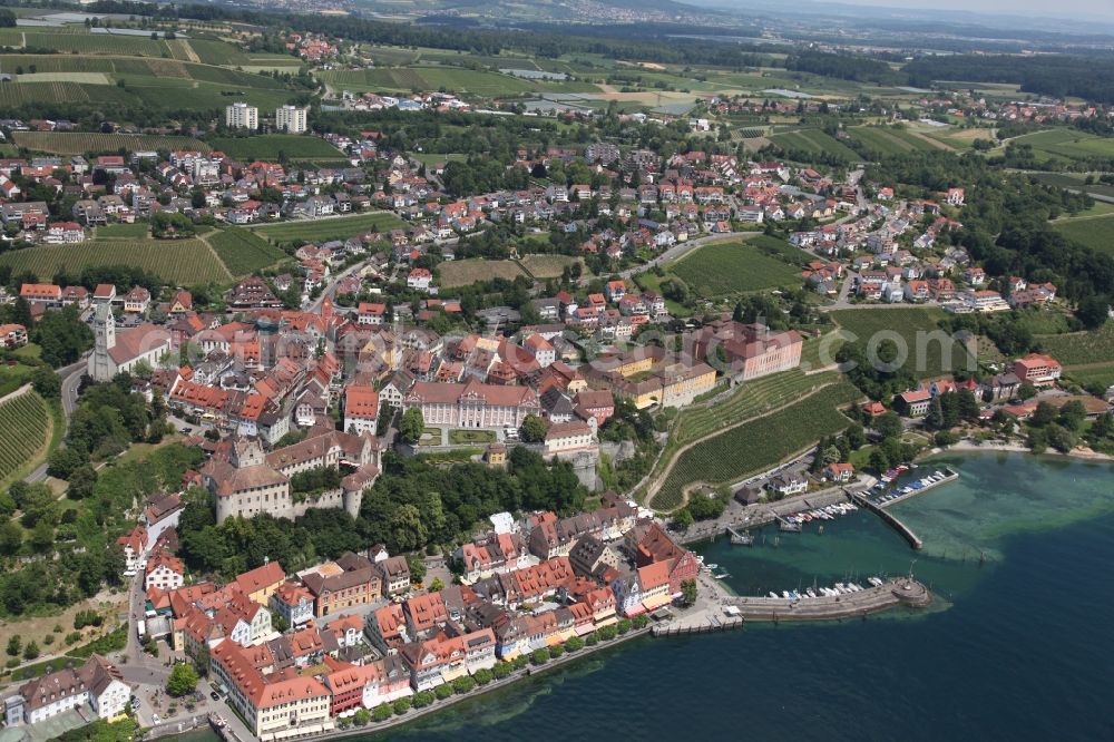 Meersburg from the bird's eye view: Meersburg in the state of Baden-Wurrtemberg with the lake promenade, the harbor, the New Palace and the State Winery