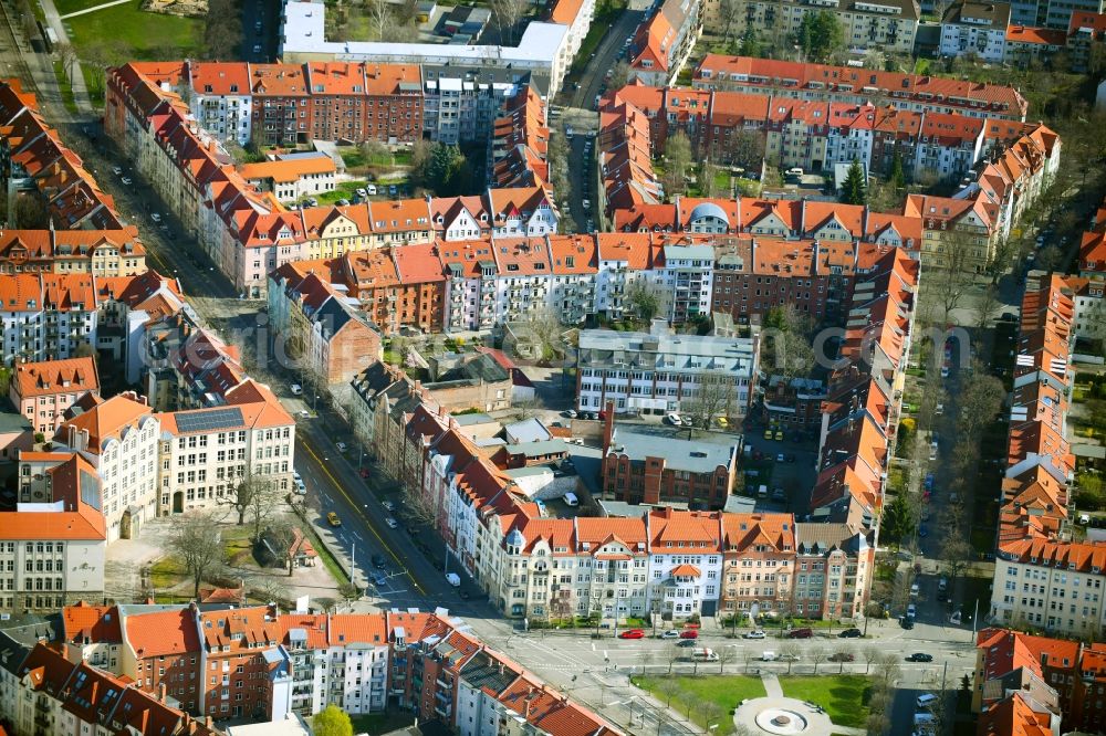 Aerial image Erfurt - Residential area of a??a??a city settlement with multi-family houses along the Geschwister Scholl-Strasse and Rathenaustrasse in the district Kriegervorstadt in Erfurt in the state Thuringia, Germany