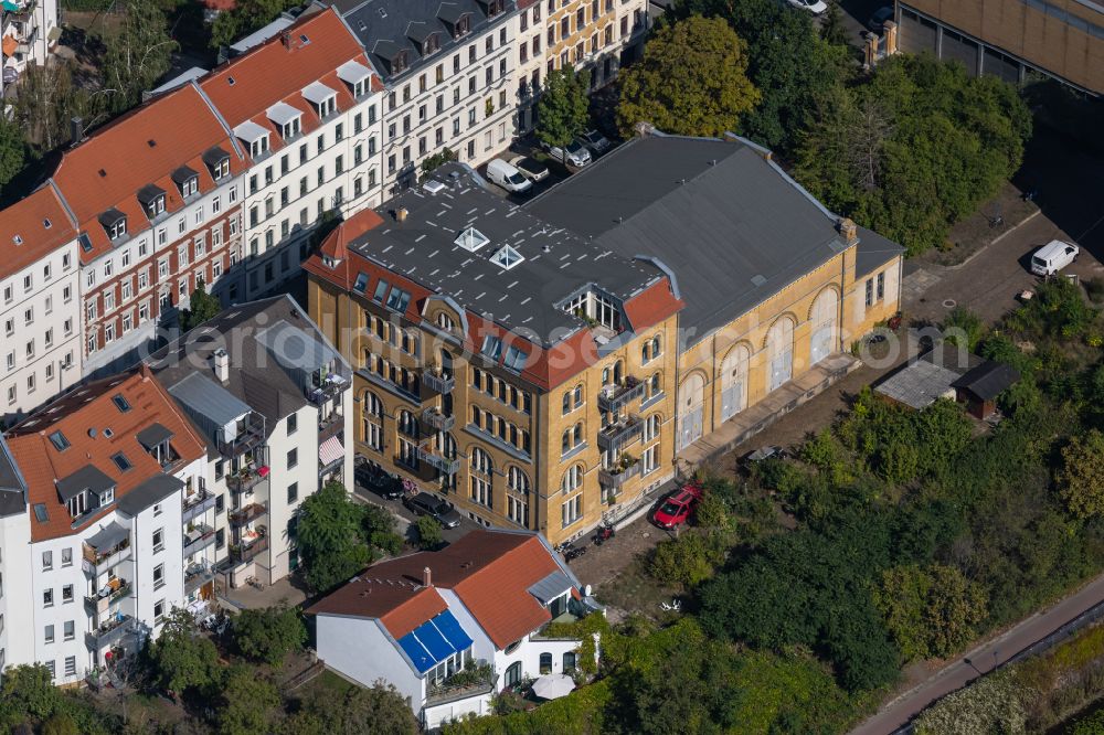 Aerial photograph Leipzig - Mehrfamilien- Wohnhauses im Gebäude des ehemaliges Umspannwerk (Lauchstädter Straße) mit ehemaligem Beamtenwohnhaus im Ortsteil Plagwitz in Leipzig im Bundesland Sachsen, Deutschland.