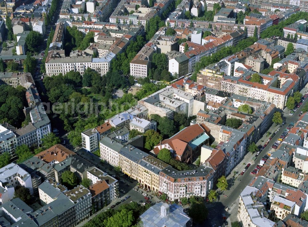 Aerial image Berlin Prenzlauer Berg - Multi-Family Home-old buildings at the water tower at Kollwitzplatz in Prenzlauer Berg district of Berlin