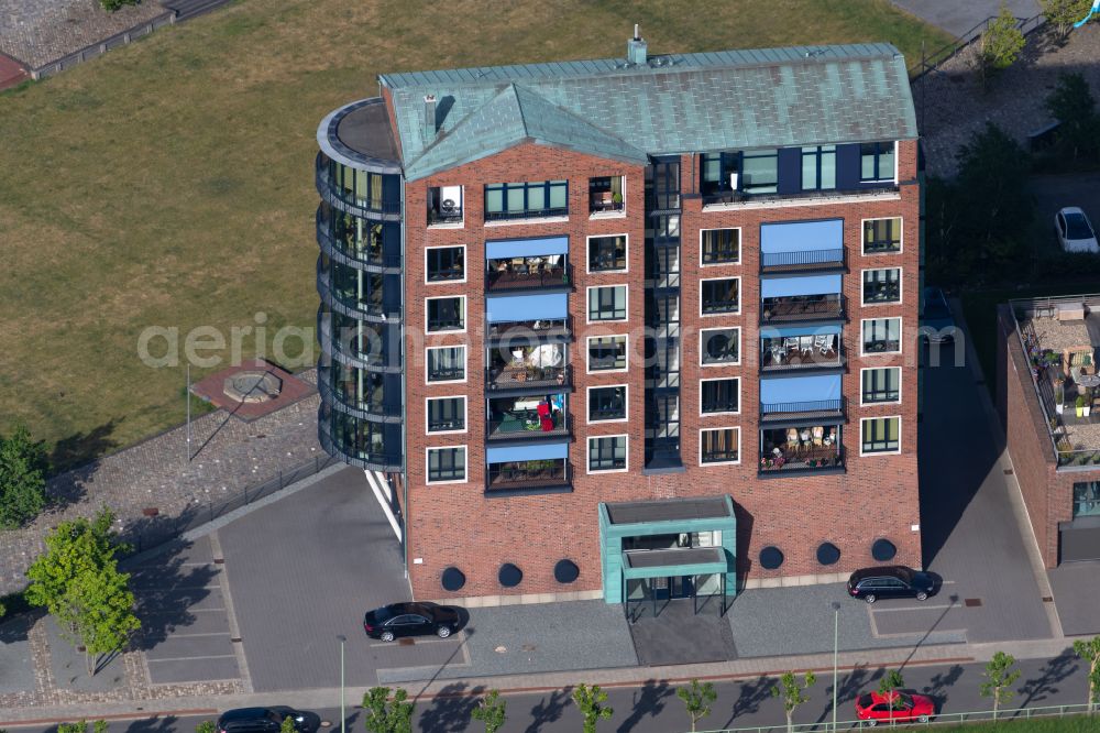 Bremerhaven from the bird's eye view: Apartment building on street Lohmannstrasse in the district Mitte-Sued in the district Mitte-Sued in Bremerhaven in the state Bremen, Germany