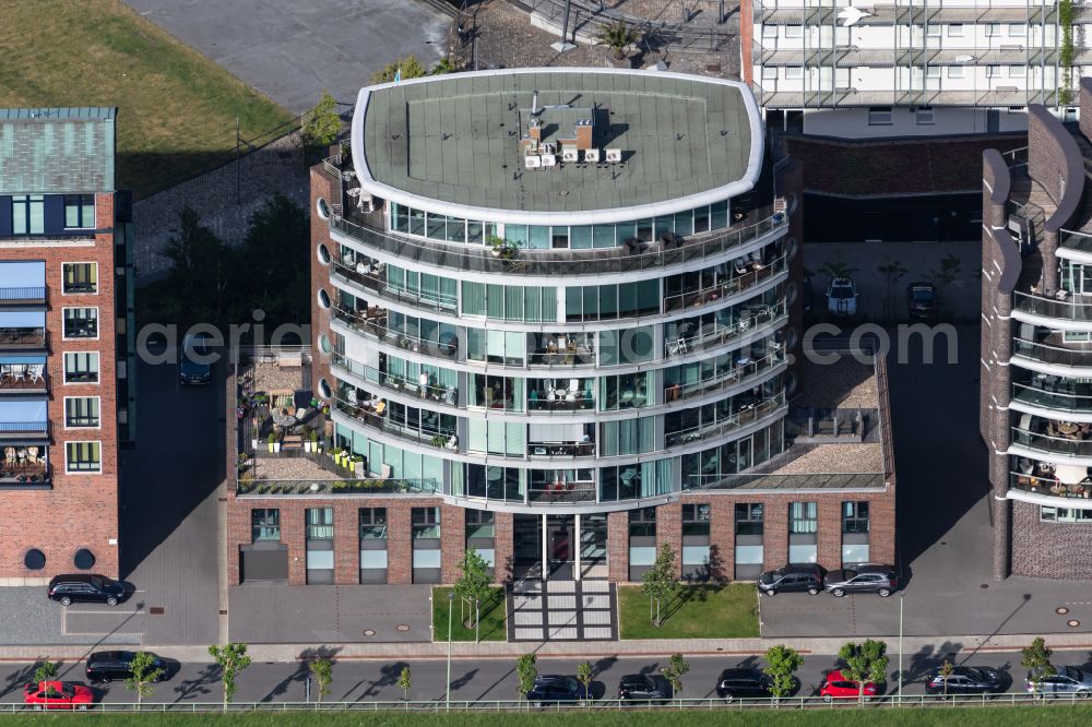 Aerial image Bremerhaven - Apartment building on street Lohmannstrasse in the district Mitte-Sued in the district Mitte-Sued in the district Mitte-Sued in Bremerhaven in the state Bremen, Germany