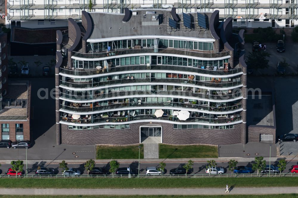 Aerial photograph Bremerhaven - Apartment building on street Lohmannstrasse in the district Mitte-Sued in the district Mitte-Sued in the district Mitte-Sued in the district Mitte-Sued in Bremerhaven in the state Bremen, Germany