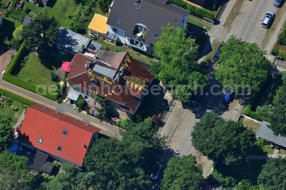 Berlin Mahlsdorf from the bird's eye view: Multi-Family Home and Family House - settlement of Muellerstrasse in Berlin - Mahlsdorf