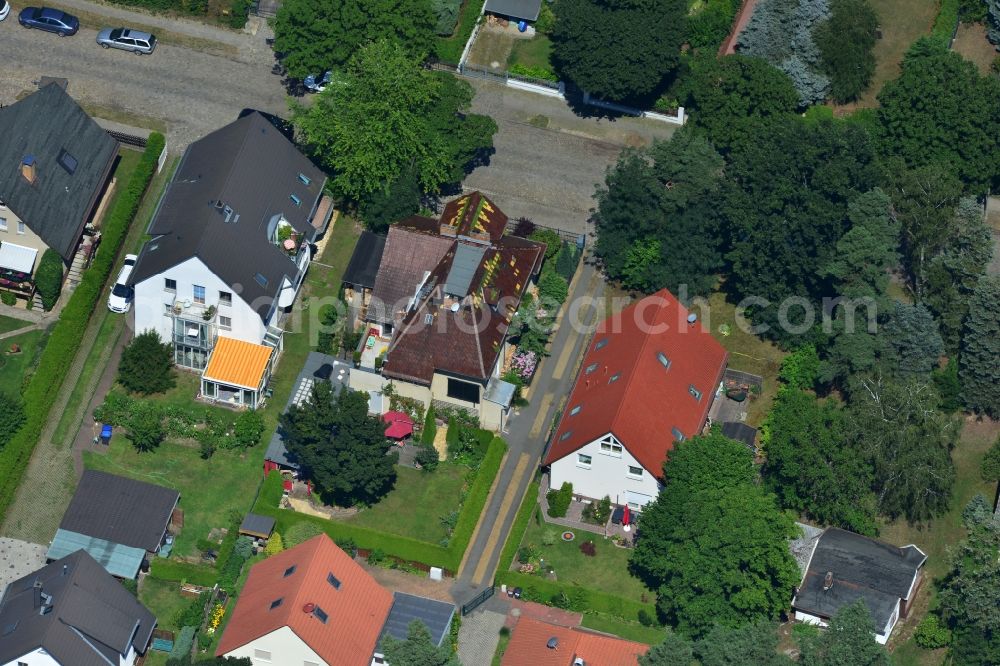 Berlin Mahlsdorf from the bird's eye view: Multi-Family Home and Family House - settlement of Muellerstrasse in Berlin - Mahlsdorf