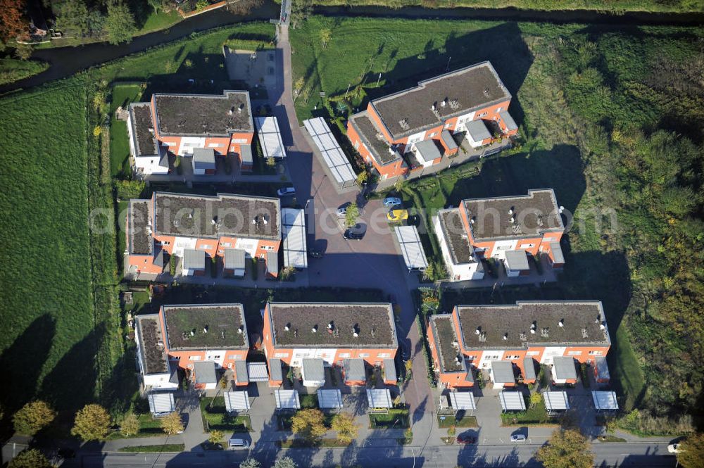 Hamburg from the bird's eye view: Blick auf einen modernen Mehrfamilienhaus- Neubau der cds Wohnbau Hamburg GmbH am Moehlenhoff in Hamburg - Wilhelmsburg. View of a modern apartment block construction of the housing cds Hamburg GmbH at the Moehlenhoff in Hamburg - Wilhelmsburg.