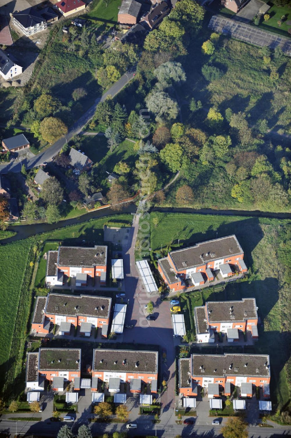 Aerial photograph Hamburg - Blick auf einen modernen Mehrfamilienhaus- Neubau der cds Wohnbau Hamburg GmbH am Moehlenhoff in Hamburg - Wilhelmsburg. View of a modern apartment block construction of the housing cds Hamburg GmbH at the Moehlenhoff in Hamburg - Wilhelmsburg.