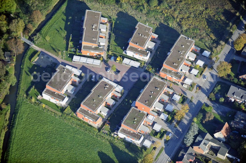 Aerial photograph Hamburg - Blick auf einen modernen Mehrfamilienhaus- Neubau der cds Wohnbau Hamburg GmbH am Moehlenhoff in Hamburg - Wilhelmsburg. View of a modern apartment block construction of the housing cds Hamburg GmbH at the Moehlenhoff in Hamburg - Wilhelmsburg.