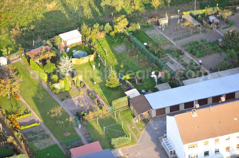 Osterburg from above - Mehrfamilienhaus an der Weinbergstraße Ecke Blesestraße mit Kleingartensiedlung vor dem Haus. Die Mehrfamilienhäuser dieser Art waren typische Reihenbauten zu DDR- Zeiten und wurden früher vor allen für Mitarbeiter von landwirtschaftlichen Betrieben errichtet. Multi-family house on the street corner Blesestraße vineyard with small garden in front of the settlement house. The multi-family houses of this kind were typical for GDR times.