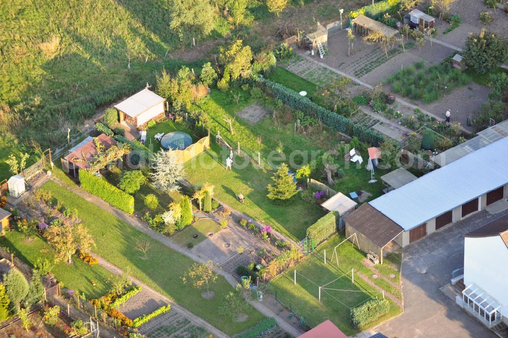 Osterburg from the bird's eye view: Mehrfamilienhaus an der Weinbergstraße Ecke Blesestraße mit Kleingartensiedlung vor dem Haus. Die Mehrfamilienhäuser dieser Art waren typische Reihenbauten zu DDR- Zeiten und wurden früher vor allen für Mitarbeiter von landwirtschaftlichen Betrieben errichtet. Multi-family house on the street corner Blesestraße vineyard with small garden in front of the settlement house. The multi-family houses of this kind were typical for GDR times.