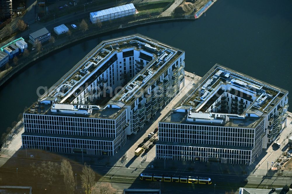 Berlin from the bird's eye view: Multi-family residential complex on Invalidenstrasse on Humboldthafen in Berlin, Germany