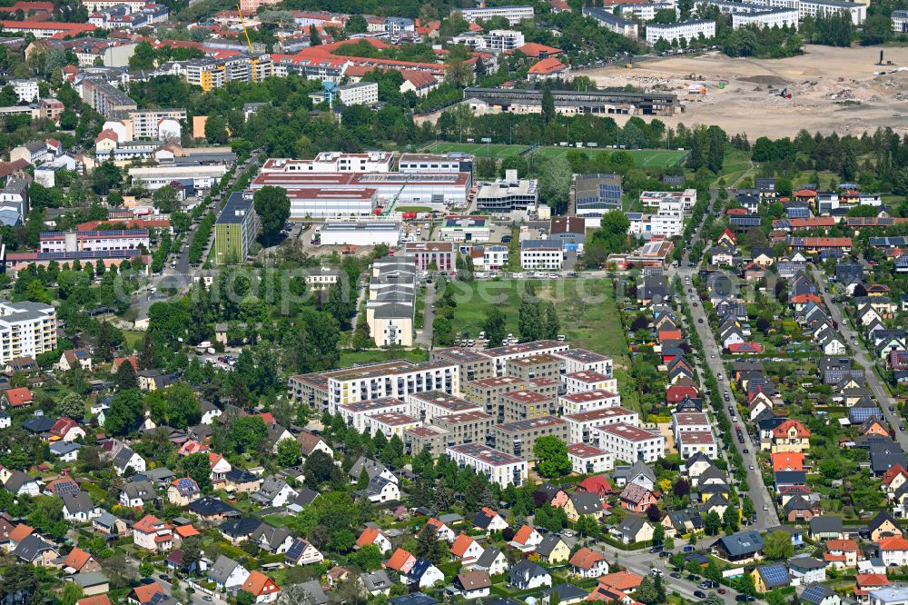 Aerial photograph Berlin - Multi-family residential complex of Johannisgaerten between of Strasse am Flugplatz and Melli-Beese-Strasse in the district Johannisthal in Berlin, Germany