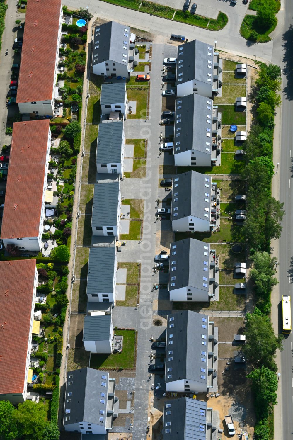 Aerial image Berlin - Multi-family residential complex Am Niederfeld - Rosenhagener Strasse - Hohenseeweg - Steffenshagener Strasse on street Am Niederfeld in the district Kaulsdorf in Berlin, Germany