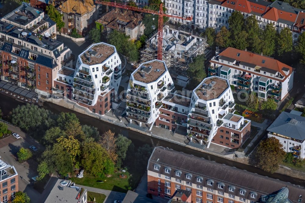 Leipzig from the bird's eye view: Multi-family residential complex LE RIVERHOUSES on Holbeinstrasse on river Weisse Elster in the district Schleussig in Leipzig in the state Saxony