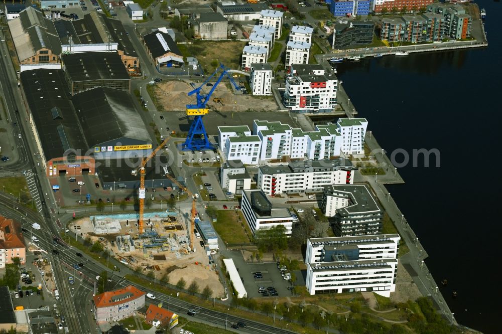 Rostock from above - Multi-family residential complex on Hellingstrasse destrict Kroepeliner-Tor-Vorstadt in Rostock in the state Mecklenburg - Western Pomerania, Germany