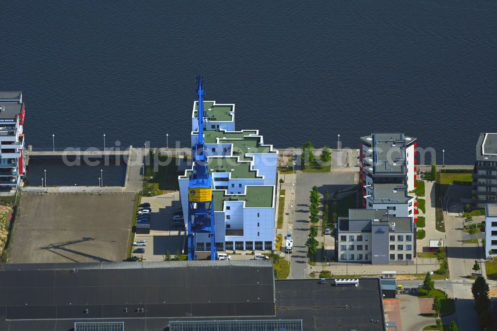 Aerial image Rostock - Multi-family residential complex on Hellingstrasse destrict Kroepeliner-Tor-Vorstadt in Rostock in the state Mecklenburg - Western Pomerania, Germany