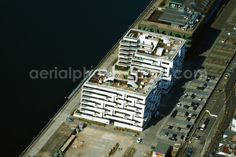 Berlin from the bird's eye view: Multi-family residential complex WAVE WATERSIDE LIVING BERLIN on the former Osthafen port on Stralauer Allee in the district Friedrichshain in Berlin, Germany