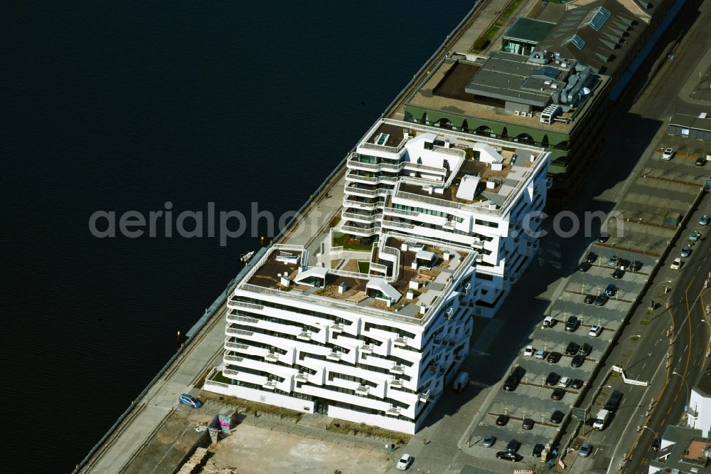 Aerial image Berlin - Multi-family residential complex WAVE WATERSIDE LIVING BERLIN on the former Osthafen port on Stralauer Allee in the district Friedrichshain in Berlin, Germany