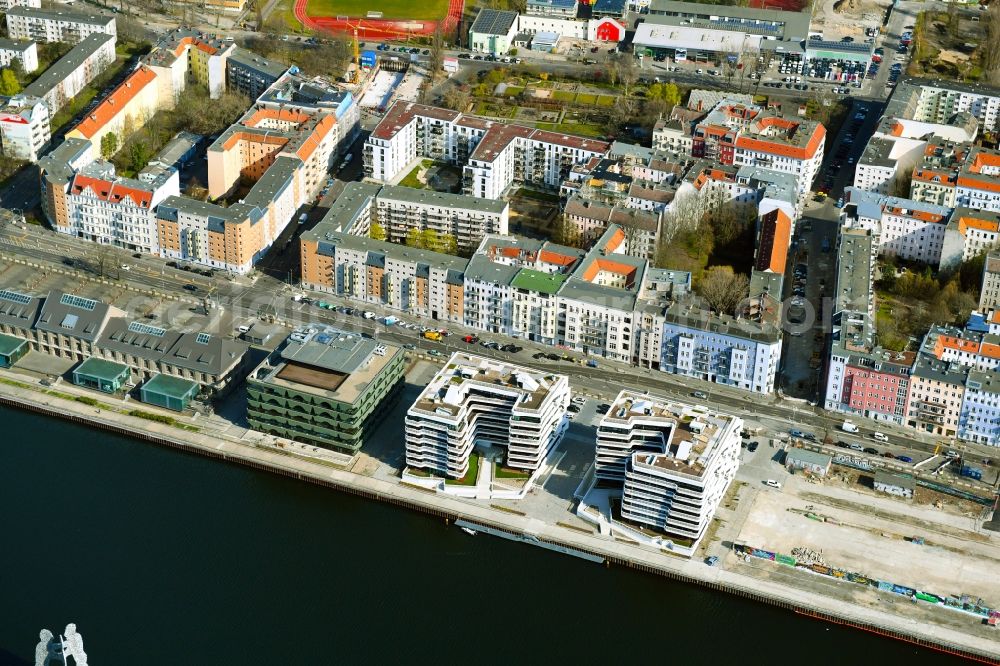 Berlin from the bird's eye view: Multi-family residential complex WAVE WATERSIDE LIVING BERLIN on the former Osthafen port on Stralauer Allee in the district Friedrichshain in Berlin, Germany