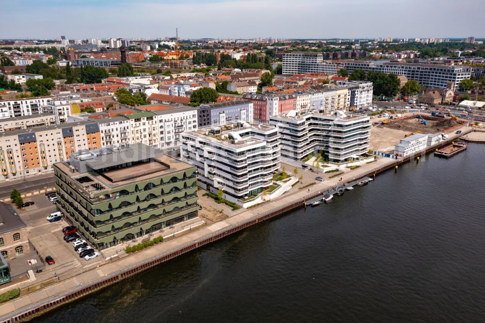 Berlin from the bird's eye view: Multi-family residential complex WAVE WATERSIDE LIVING BERLIN on the former Osthafen port on Stralauer Allee in the district Friedrichshain in Berlin, Germany