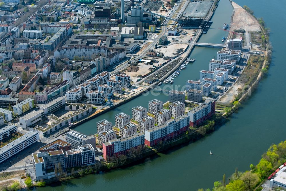 Offenbach am Main from the bird's eye view: Residential area of the multi-family house settlement auf of the Hafeninsel in Offenbach am Main in the state Hesse, Germany