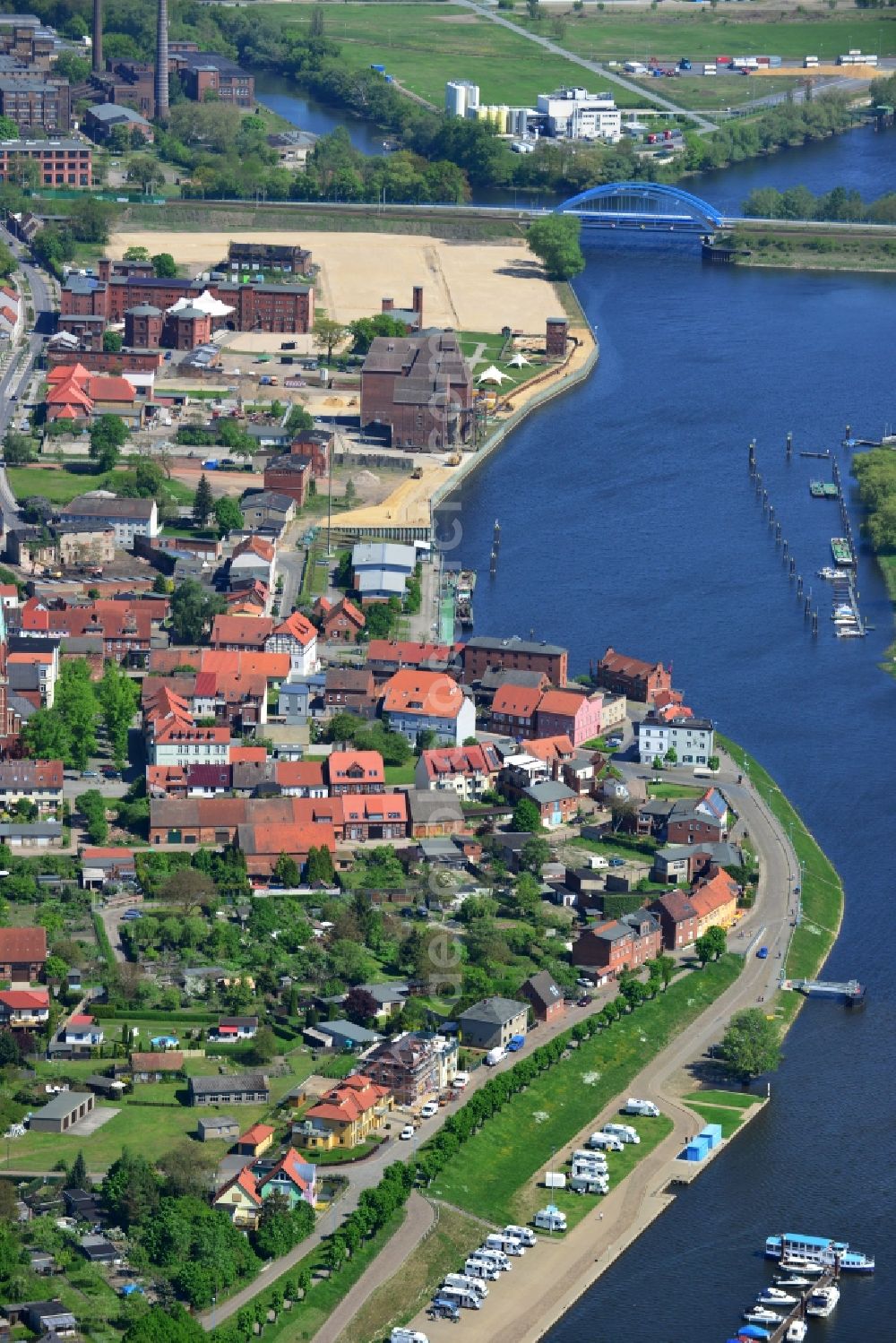 Aerial photograph Wittenberge - Multi-family home - residential area on Nedwighafen on the banks of the Elbe in Wittenberg in Brandenburg