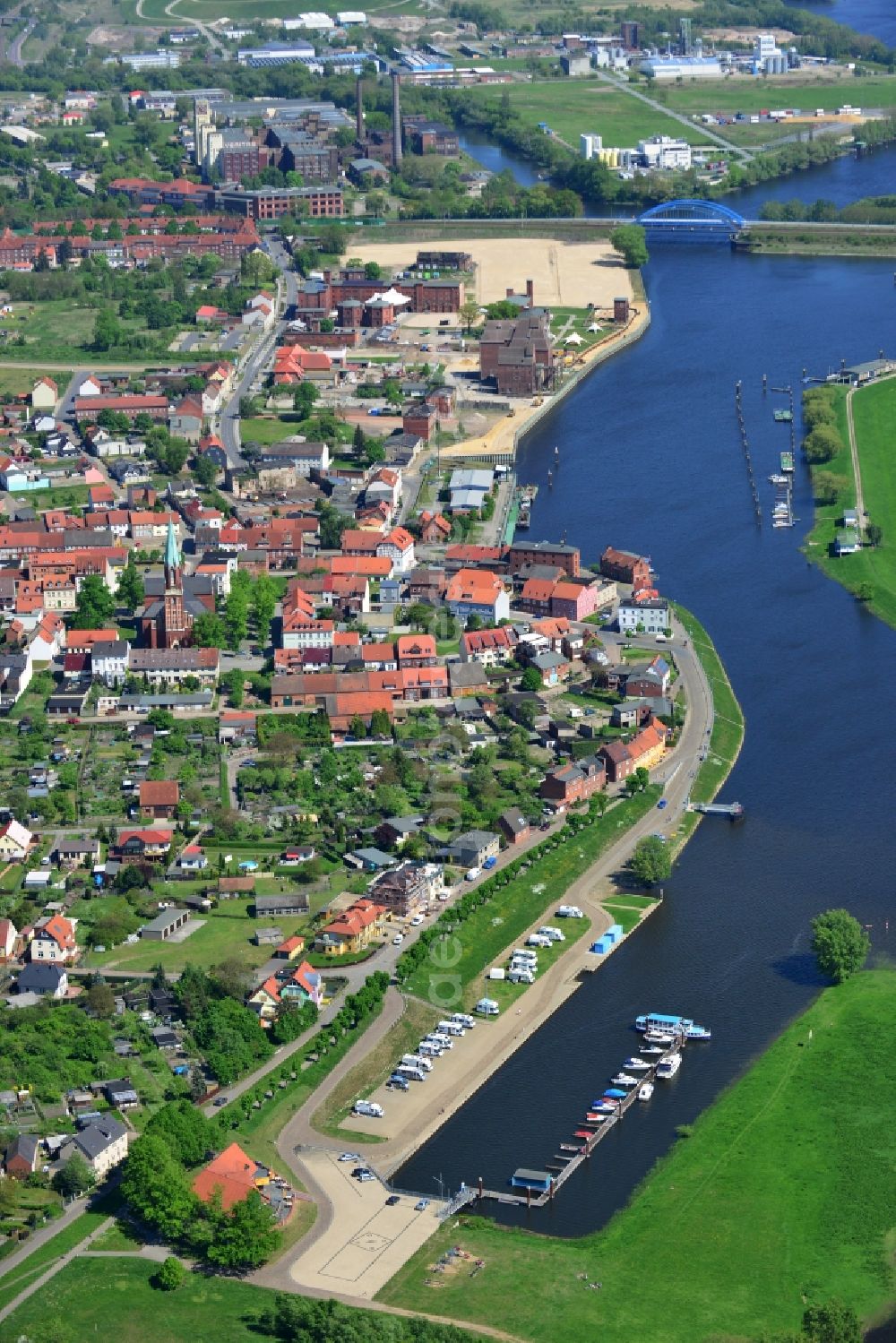 Wittenberge from above - Multi-family home - residential area on Nedwighafen on the banks of the Elbe in Wittenberg in Brandenburg